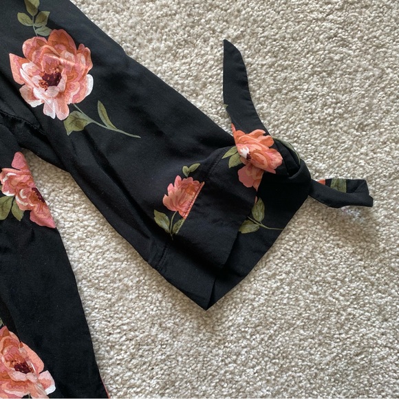 Brina & Em 3/4 Length Sleeve V-Neck Top Black with Pink Floral Size Small - Picture 3 of 4